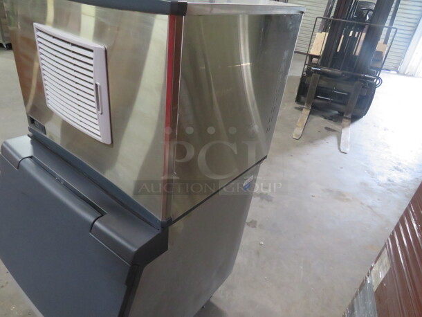 One Scotsman Ice Maker With Bin. Model# CO330MA-1E. 115 Volt. Looks NEW And Works GREAT! 30.5X33X60 - Image 3 of 7