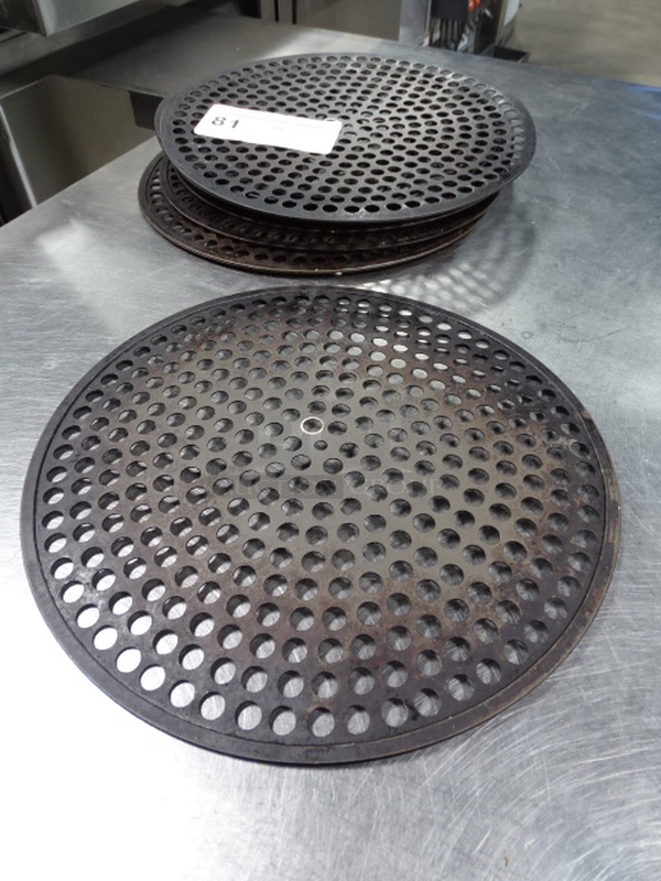 24 Times Your Bid. 24 Round, Perforated Baking Pans. PICTURE IS STOCK PHOTO. COSMETIC DIFFERENCES MAY OCCUR.