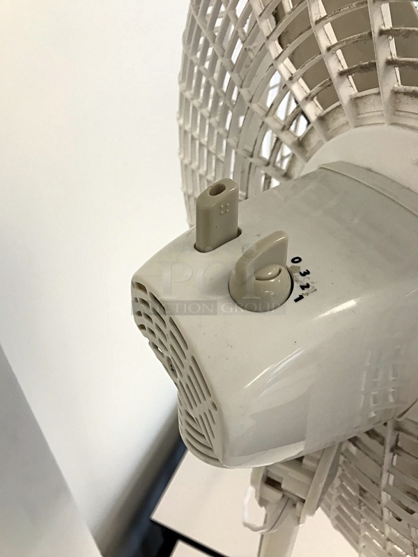 Oscillating Lasko Floor Fan w/ 3 Speed Settings, 110v 1ph, Tested & Working! - Image 3 of 3