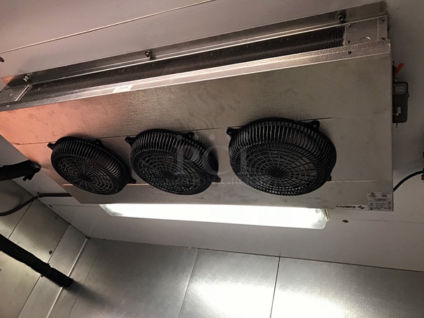 LIKE NEW! Side By Side Walk-In Cooler & Freezer, Stainless Steel Front & Doors, Diamond Plate Floor in Both, 220v 1ph, Door Keys Included. Tested & Working! - Image 5 of 7