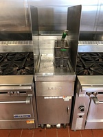 Dean 40lbs Natural Gas Deep Fryer w/ Built In Oil Filtration System, Left & Right Splash Guards & Two Baskets, Tested & Working!
