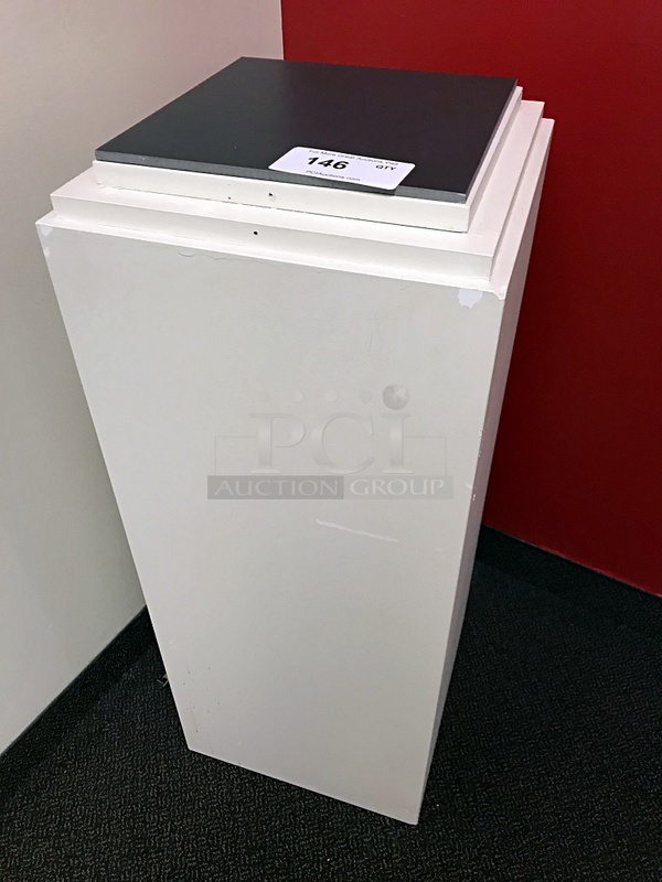 Wooden Display Pedestal - Image 1 of 1