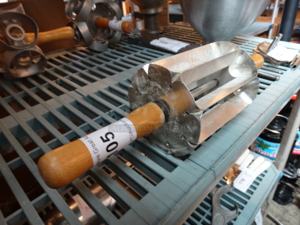 Metal Donut Cutting Rolling Pin. 16x5x5 - Image 3 of 5