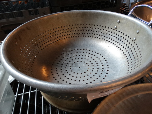 Metal Colander. 18x15x8 - Image 2 of 2