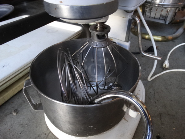 KitchenAid Model K5SS Countertop 5 Quart Planetary Mixer w/ Metal Mixing Bowl, Dough Hook, Whisk and Paddle Attachments. 115 Volts, 1 Phase. 10x13x16. Tested and Working! - Image 3 of 6