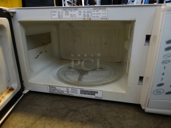 Galaxy Countertop Microwave w/ Plate. 18x11x10 - Image 3 of 4