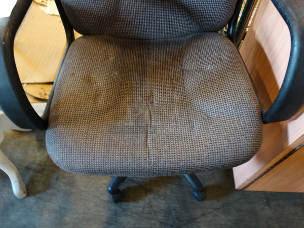 Office Chair w/ Arm Rests. 26x22x43 - Image 4 of 4