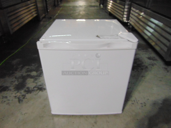 NICE! Commercial Electric Single Door Mini Refrigerator. 17.5x18x19.5 Tested And Working