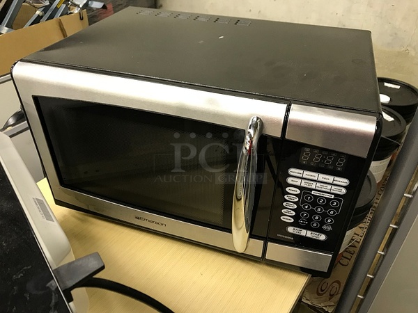 RCA & Emerson Countertop Microwaves (2x bid) - Image 3 of 3