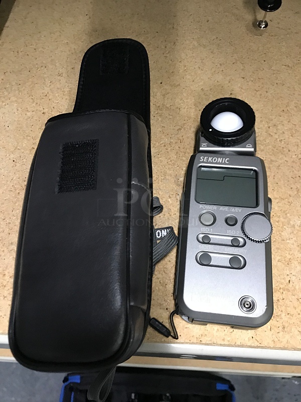 Toyo-View 45 CX 4 x 5 Pro Large Format Field Camera Kit Includes Focus Loup, Shade Cloth, Sekonic L-358 Light Meter & Padded Carry Bag - Image 7 of 11