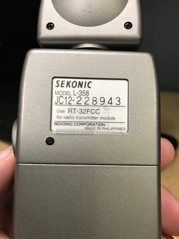 Toyo-View 45 CX 4 x 5 Pro Large Format Field Camera Kit Includes Focus Loup, Shade Cloth, Sekonic L-358 Light Meter & Padded Carry Bag - Image 8 of 11