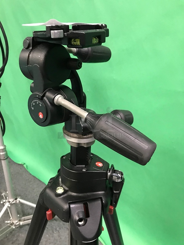Manfrotto 058B Black Aluminum Studio Pro Triaut Tripod w/ 808RC4 Standard 3 Way Head - Image 2 of 4