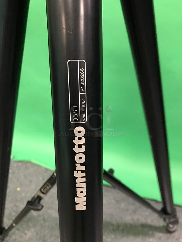 Manfrotto 058B Black Aluminum Studio Pro Triaut Tripod w/ 808RC4 Standard 3 Way Head - Image 4 of 4