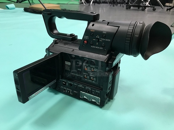 Panasonic AVCCAM 3CMOS Handheld Camcorder, 12x Optical Zoom, 2.7" LCD Monitor, SD Memory Card Slot, Includes Padded Carry Bag & Spare Battery - Image 5 of 8