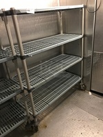 Metro Max Q Storage Shelf on Casters w/ Four Shelves