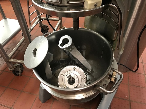 Hobart D300 Floor Mixer, 3 Speed w/ 15 Minute Timer, Includes Attachments & Bowl, 115v 1ph, Tested & Working! (See Video) - Image 4 of 5