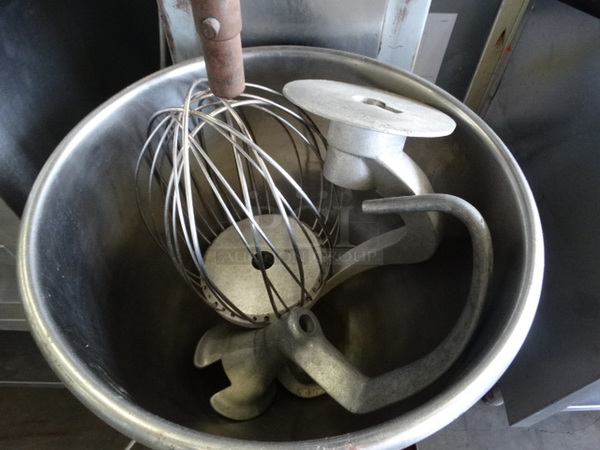 AWESOME! Univex Model M30 Metal Commercial Floor Style 30 Quart Planetary Mixer w/ Metal Mixing Bowl, 2 Dough Hooks and Whisk Attachment. 115 Volts, 1 Phase. 21x29x51. Tested and Working! - Image 6 of 9