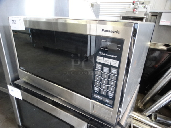 Panasonic Countertop Microwave Oven w/ Plate. 20x14x12 - Image 2 of 5