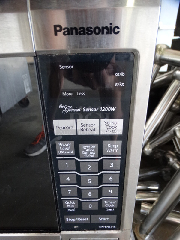 Panasonic Countertop Microwave Oven w/ Plate. 20x14x12 - Image 5 of 5