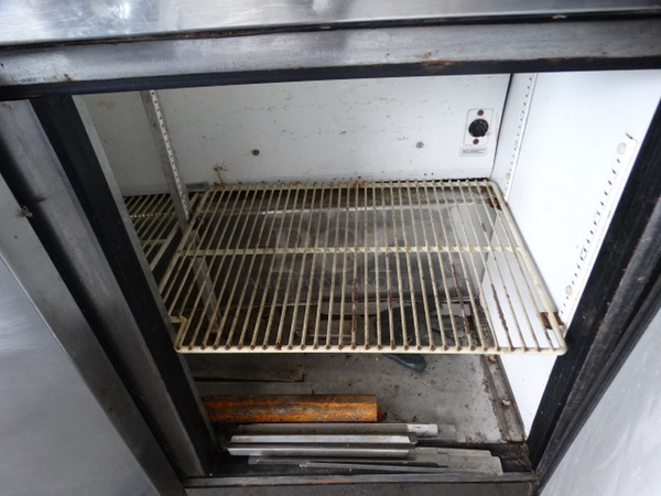 NICE! 2005 True Model TSSU-48-12 Stainless Steel Commercial SAndwich Salad Prep Table on Commercial Casters. 115 Volts, 1 Phase. 48x30x44. Tested and Powers On But Does Not Get Cold - Image 4 of 8