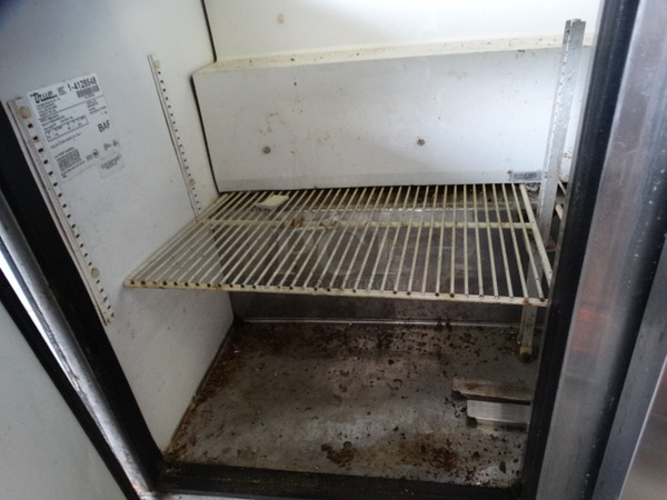 NICE! 2005 True Model TSSU-48-12 Stainless Steel Commercial SAndwich Salad Prep Table on Commercial Casters. 115 Volts, 1 Phase. 48x30x44. Tested and Powers On But Does Not Get Cold - Image 5 of 8
