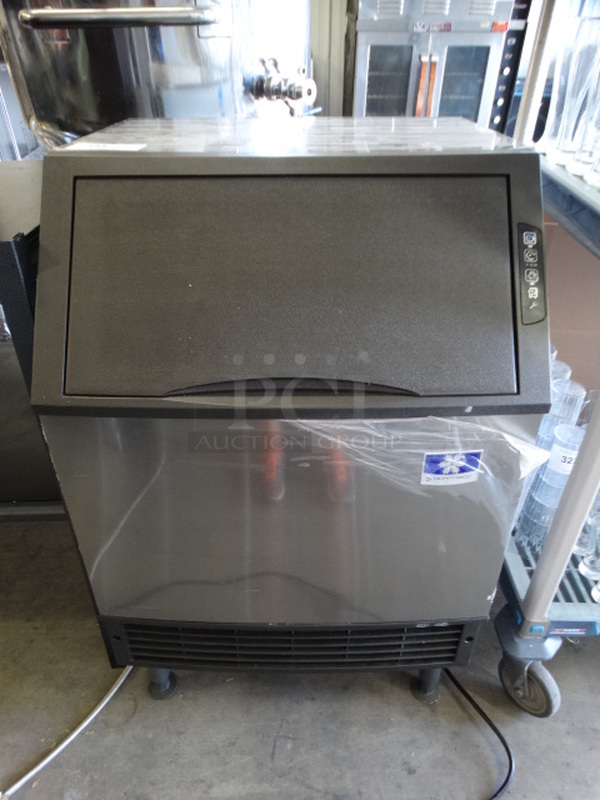 FANTASTIC! 2018 Manitowoc Model UY0190A-161B Stainless Steel Commercial Self Contained Ice Machine. 115 Volts, 1 Phase. 26x28x40
