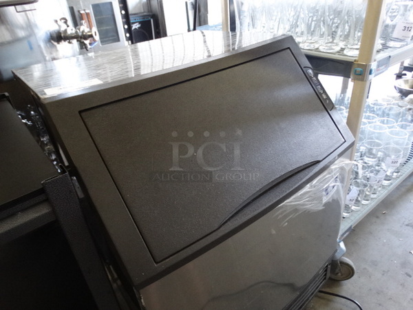 FANTASTIC! 2018 Manitowoc Model UY0190A-161B Stainless Steel Commercial Self Contained Ice Machine. 115 Volts, 1 Phase. 26x28x40
 - Image 4 of 9