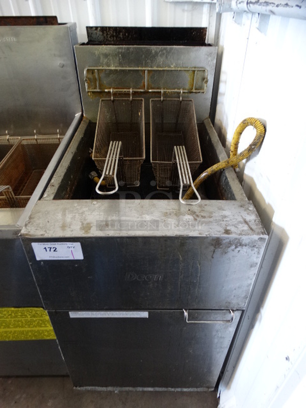 AWESOME! Dean Model SR162GN Stainless Steel Commercial Natural Gas Powered Deep Fat Fryer w/ 2 Metal Fry Baskets. 150,00 BTU. 20x35x47
