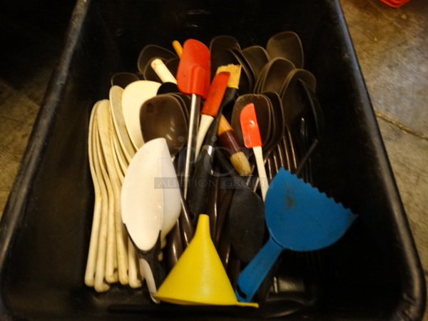 ALL ONE MONEY! Lot of Various Poly Utensils in Bus Bin! 