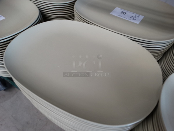 24 Carlisle Green Poly Plates. 13.75x9.5x1. 24 Times Your Bid! - Image 4 of 5