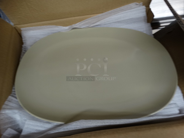 36 BRAND NEW IN BOX! Carlisle Green Poly Plates. 13.75x9.5x1. 36 Times Your Bid! - Image 1 of 4