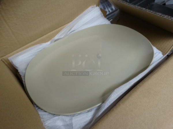 36 BRAND NEW IN BOX! Carlisle Green Poly Plates. 13.75x9.5x1. 36 Times Your Bid! - Image 3 of 4