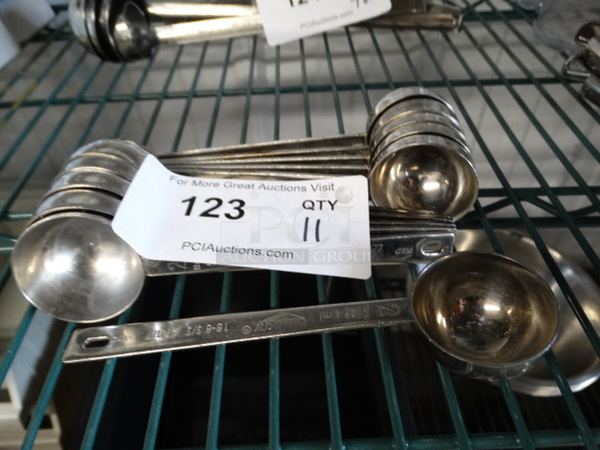 11 Vollrath Stainless Steel 2 Tablespoon Scoops. 6.5