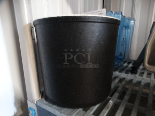 Carlisle Black Poly Insulated Cylindrical Bin. 7x7x7 - Image 3 of 5