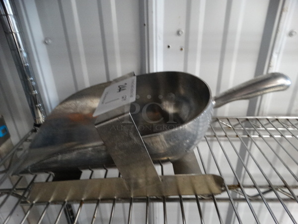 Metal Ice Scoop in Holder. 16x7x4 - Image 1 of 4