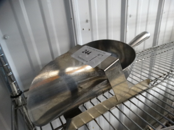 Metal Ice Scoop in Holder. 16x7x4 - Image 2 of 4