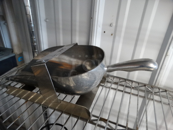 Metal Ice Scoop in Holder. 16x7x4 - Image 3 of 4