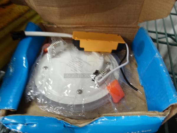 IN ORIGINAL BOX! White Light. 5.5x5.5x1 - Image 1 of 3