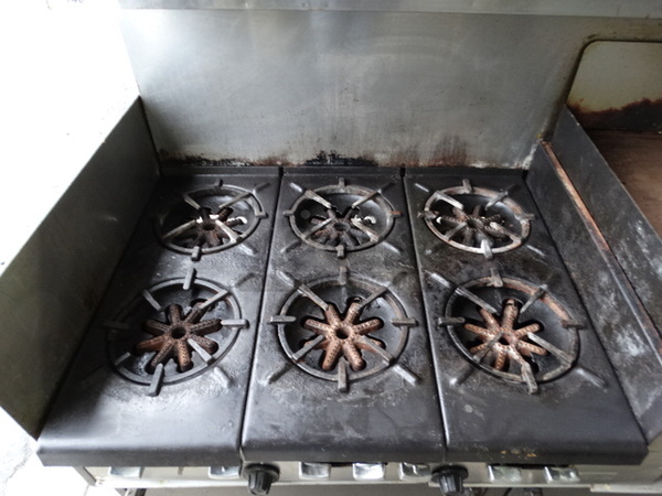 NICE! Garland Metal Commercial Gas Powered 6 Burner Range w/ Right Side Flat Top Griddle, 2 Lower Ovens and Metal Overshelf.  62x33x58 - Image 5 of 10