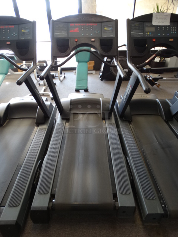 WOW! Life Fitness Model TR9500 9500HR Treadmill. 120 Volts, 1 Phase. 36x82x66