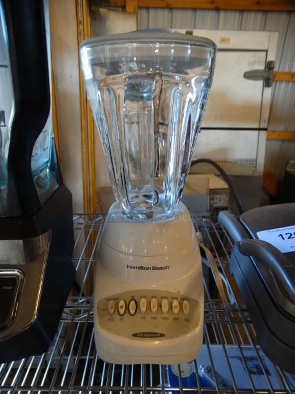 Hamilton Beach White Countertop Blender w/ Pitcher. 6x8x14. Tested and Working!