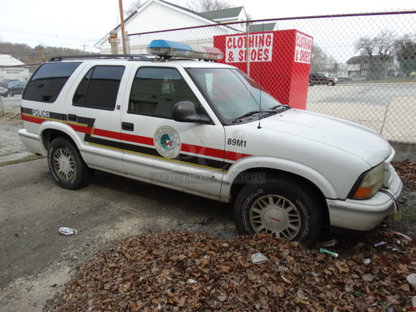 1998 GMC Jimmy SLS 4 Door SUV w/ Interior Cage Separator. Lot Includes Contents! VIN 1GKDT13W7W2558864. Comes w/ Clean Title. See Lot 23 For Additional Pictures! - Image 2 of 12