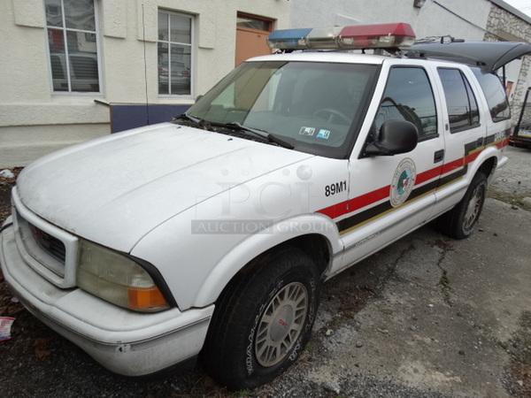 1998 GMC Jimmy SLS 4 Door SUV w/ Interior Cage Separator. Lot Includes Contents! VIN 1GKDT13W7W2558864. Comes w/ Clean Title. See Lot 23 For Additional Pictures! - Image 3 of 12