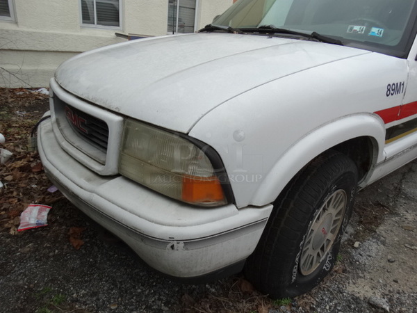 1998 GMC Jimmy SLS 4 Door SUV w/ Interior Cage Separator. Lot Includes Contents! VIN 1GKDT13W7W2558864. Comes w/ Clean Title. See Lot 23 For Additional Pictures! - Image 4 of 12