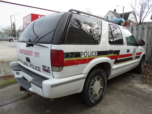 1998 GMC Jimmy SLS 4 Door SUV w/ Interior Cage Separator. Lot Includes Contents! VIN 1GKDT13W7W2558864. Comes w/ Clean Title. See Lot 23 For Additional Pictures! - Image 11 of 12