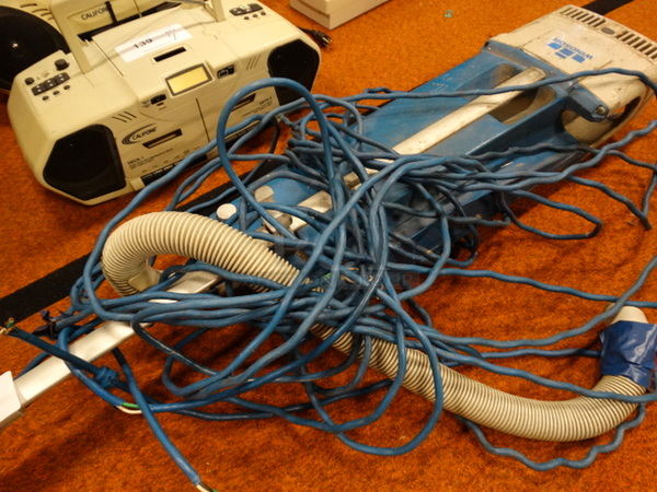Windsor Vacuum Cleaner. Missing Bottom Part. 9x6x45 - Image 3 of 5