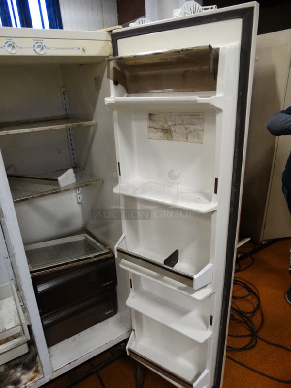 Whirlpool Cooler Freezer Combo Unit. 32.5x29x66 - Image 5 of 7