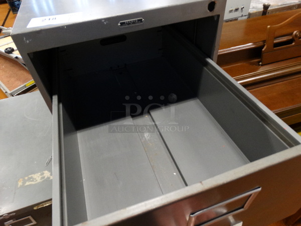 Peerco Gray Metal 4 Drawer Filing Cabinet. 17.5x28x52 - Image 4 of 5