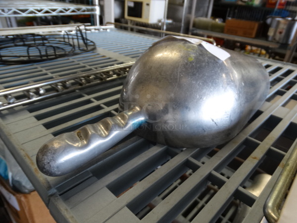 Metal Ice Scoop. 16x6.5x3.5 - Image 1 of 3