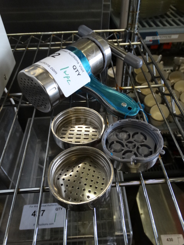Limai Metal Pasta Noodle Maker w/ Extra Pieces. 7x2.5x7 - Image 1 of 5